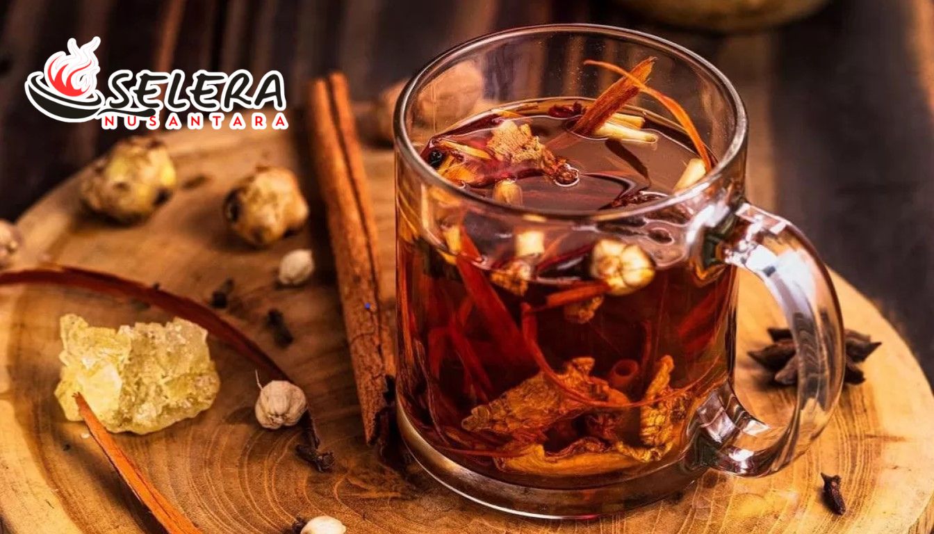 Sensasi Hangat Wedang Uwuh khas Yogyakarta Wedang Uwuh hangat dengan rempah merah khas Jawa disajikan dalam gelas