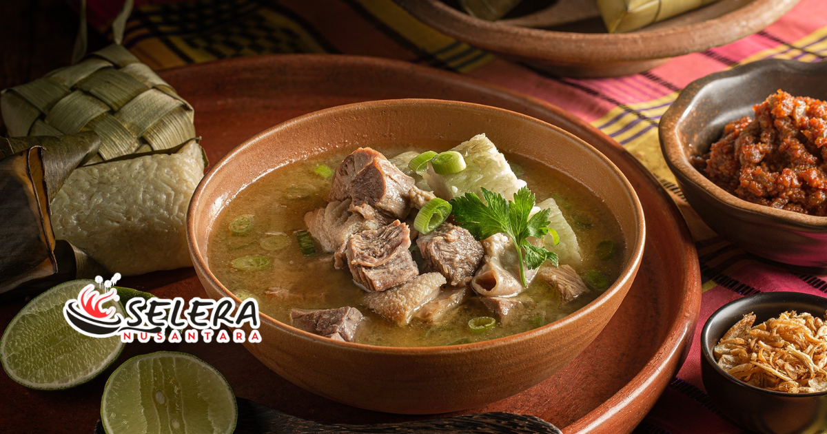 Warung Coto Makassar Legendaris yang Terkenal Suasana Warung Coto Makassar legendaris yang ramai pengunjung