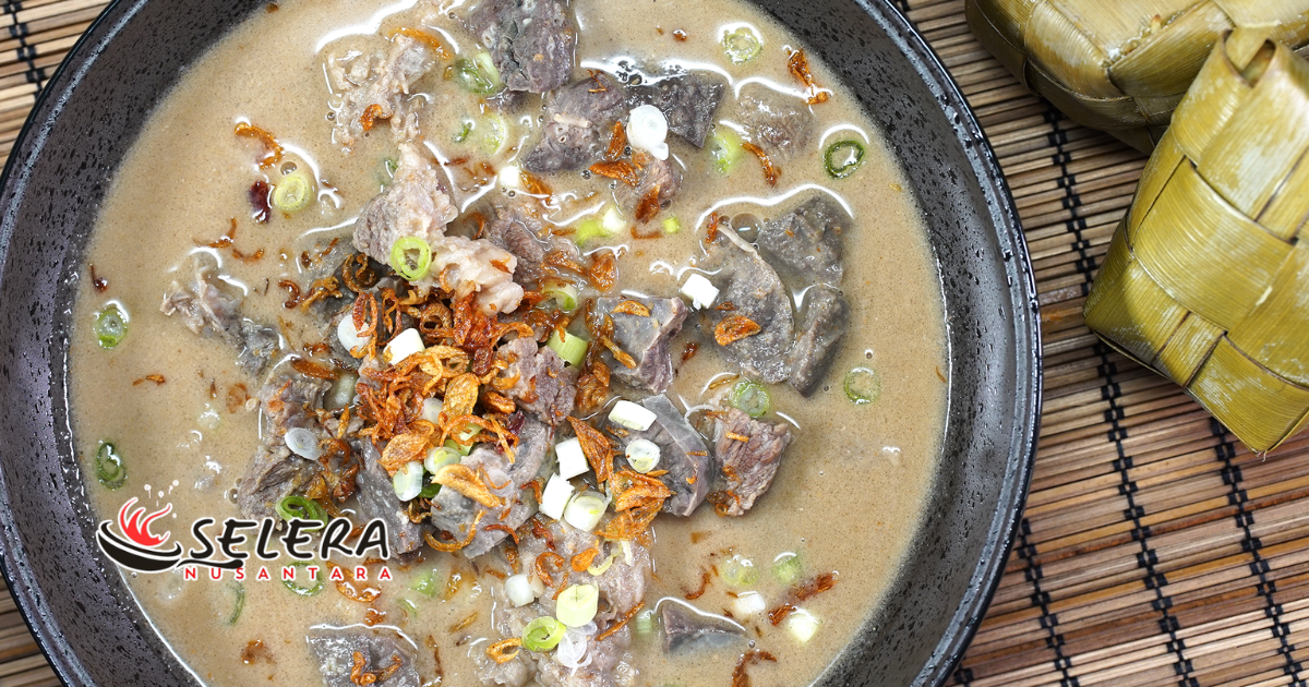 Menu Coto Daeng Sirua Khas Makassar Lezat Sajian menu coto daeng sirua lengkap dengan ketupat